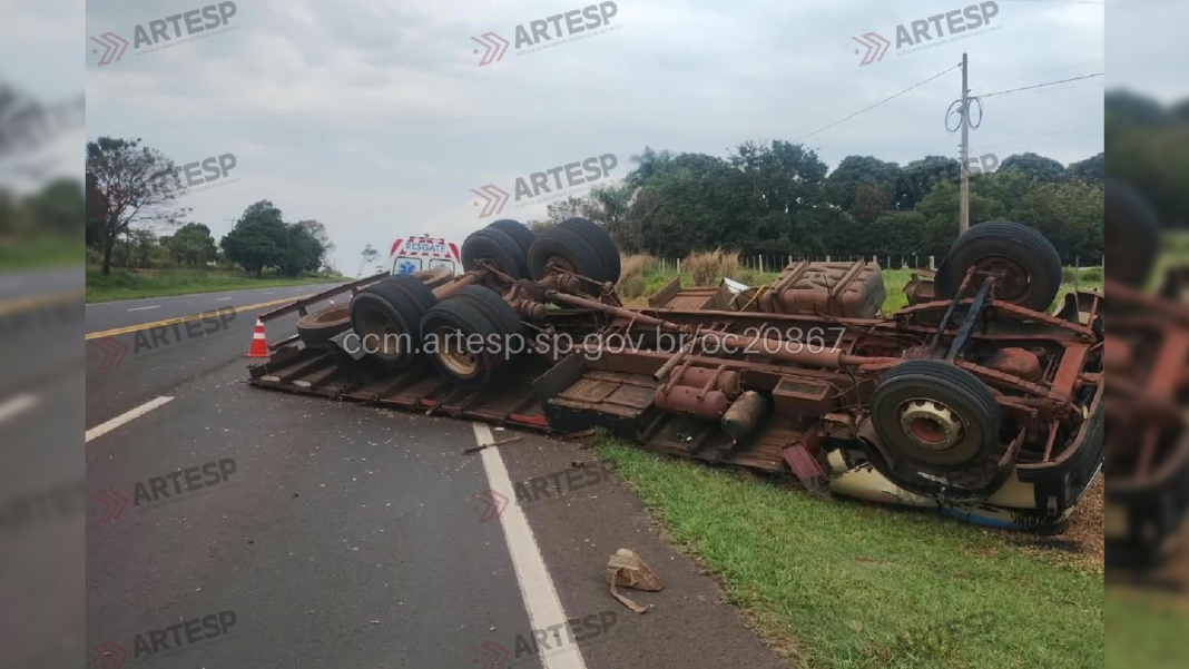 Motorista morre após caminhão carregado com amendoim tombar em rodovia de Tupã