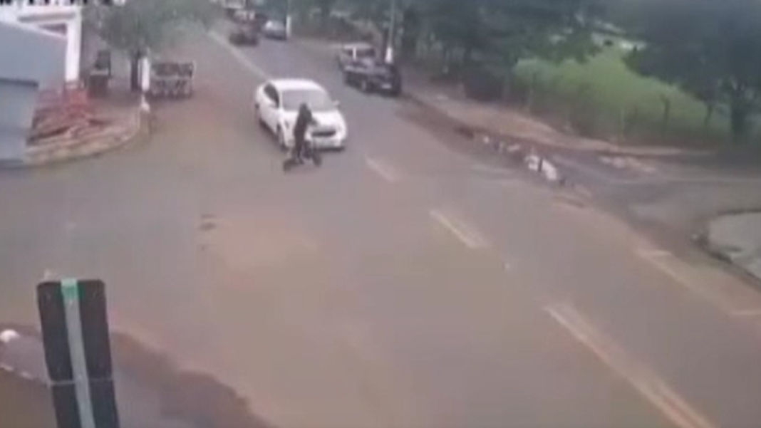 Carro atinge duas crianças em patinete elétrico em Paraguaçu Paulista; vítimas ficam feridas