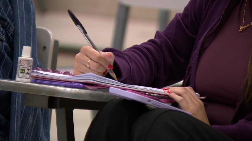 Último mês antes dos vestibulares: estratégias de estudo incluem provas antigas e caderno de erros
