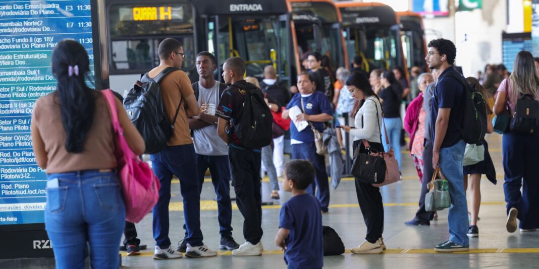 Setor de serviços registra estabilidade em julho e acumula alta de 2,4% em um ano