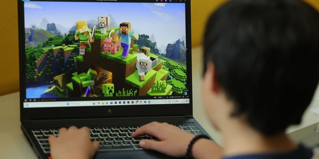 Uso excessivo de telas causa olho seco em crianças e adolescentes