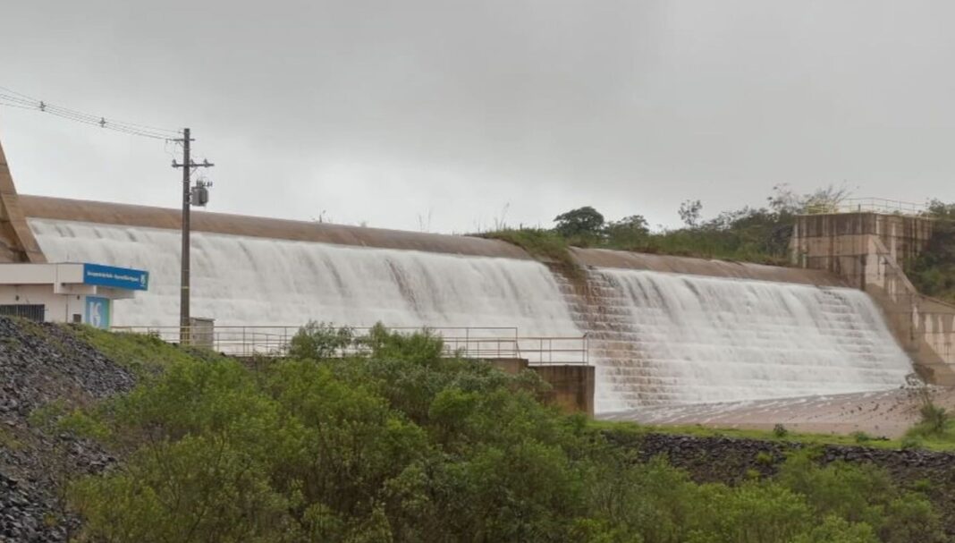Volume de chuva faz represa do Rio Pardo transbordar pela primeira vez desde a inauguração em Botucatu