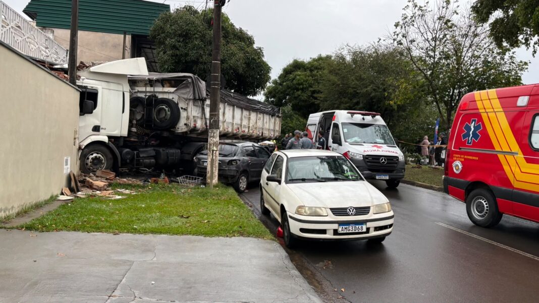 Motorista de caminhão fica ferido ao atingir muro de residência em Cosmópolis