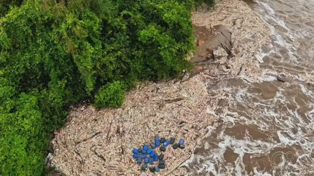 Rio Tietê em Cheia Causa Alagamentos e Acúmulo de Lixo em Cidades das Regiões de Sorocaba e Jundiaí