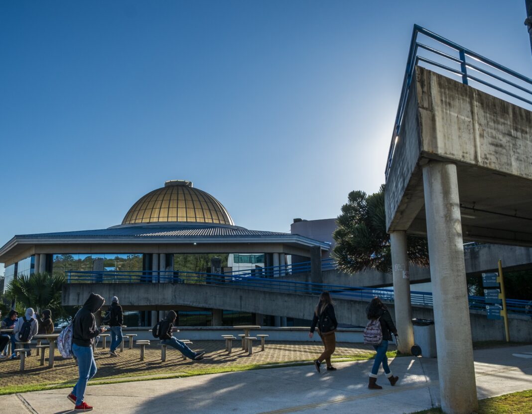 Alunos da Uniso ficam sem transporte diante de alerta de temporal e instituição mantém aulas presenciais