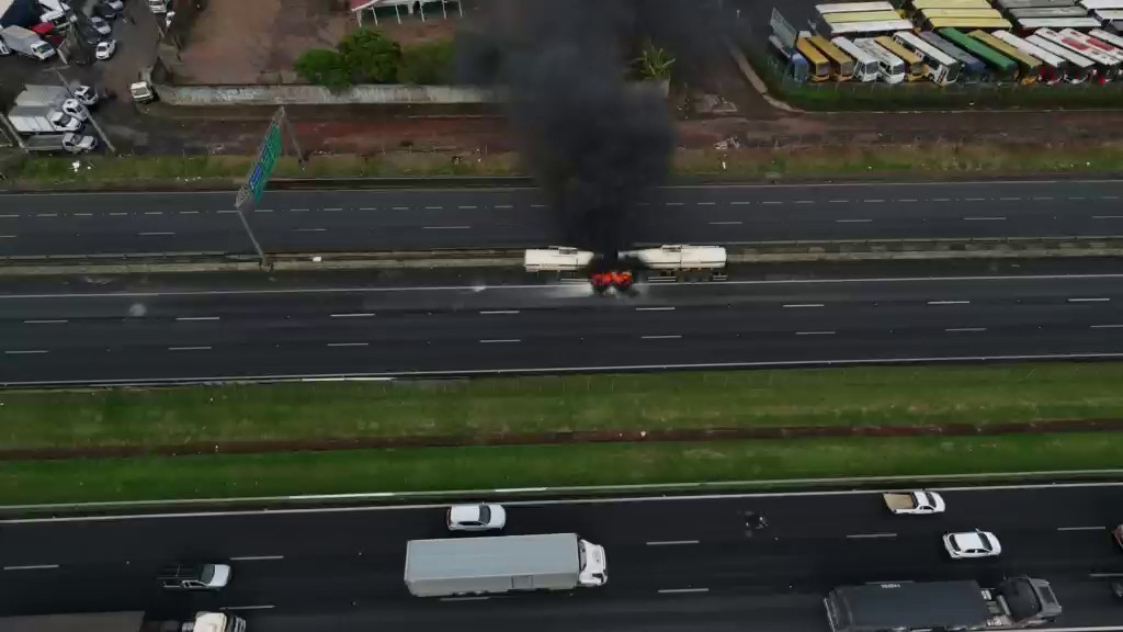 Caminhão-tanque com etanol em chamas interdita Anhanguera em Sumaré