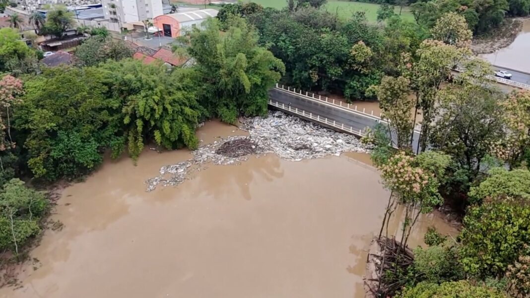 Forte chuva causa formação de barreira de lixo no Rio Capivari, em Monte Mor