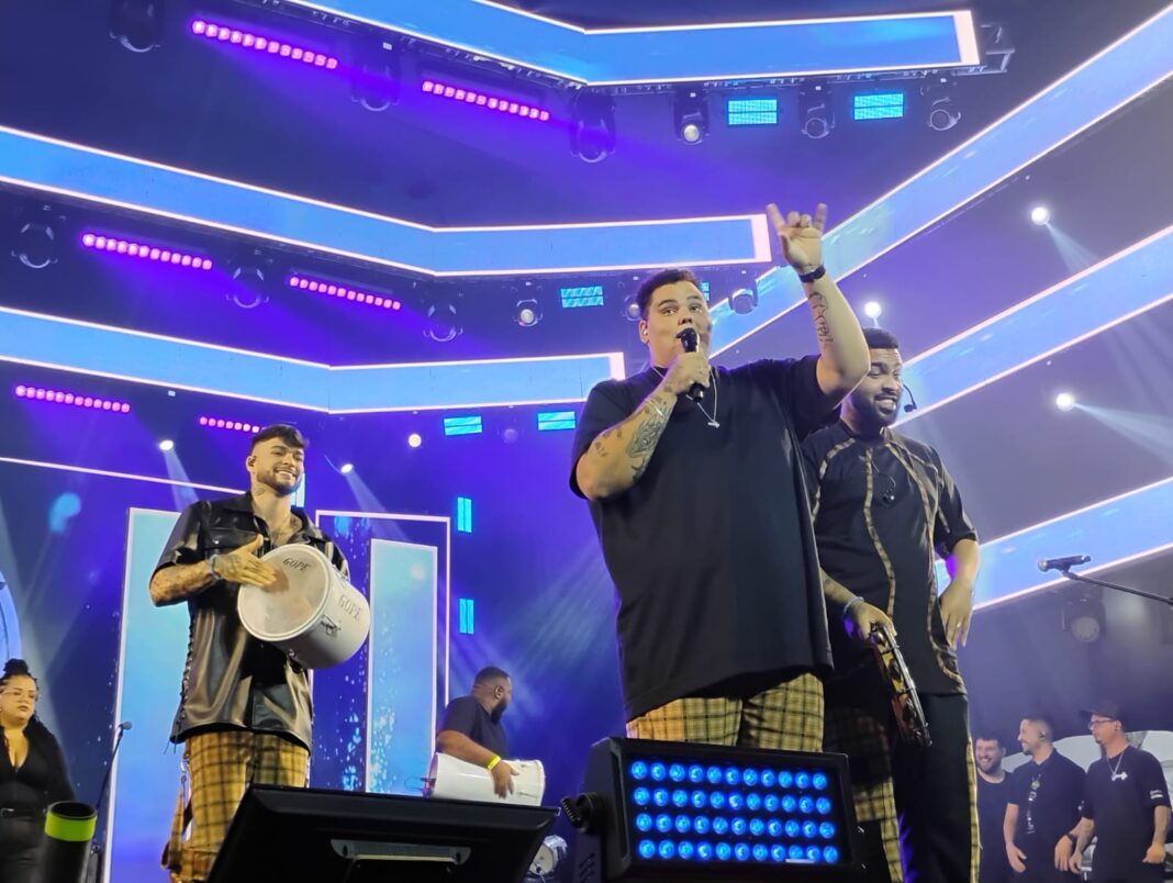 Grupo Menos é Mais traz turnê nacional para Paulínia com palco 360º e show de 4 horas