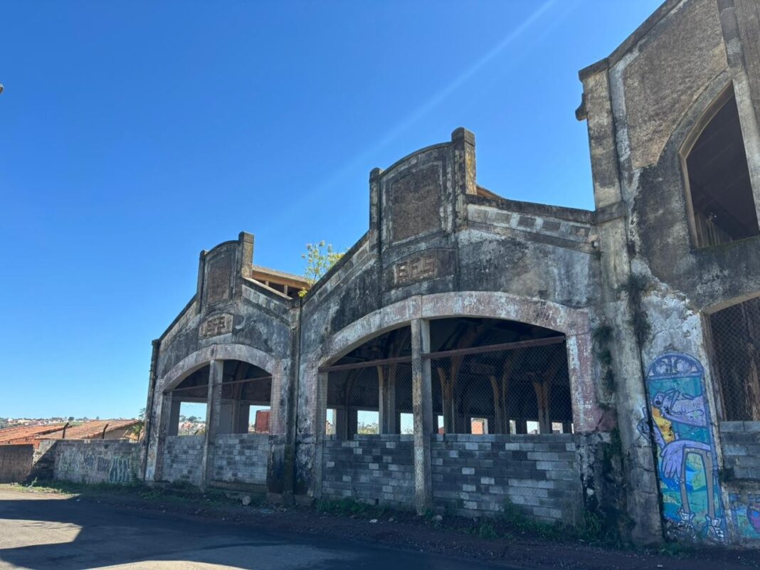 Ex-funcionários da Fepasa se reencontram após 45 anos e lamentam abandono de antigo depósito em Itapetininga
