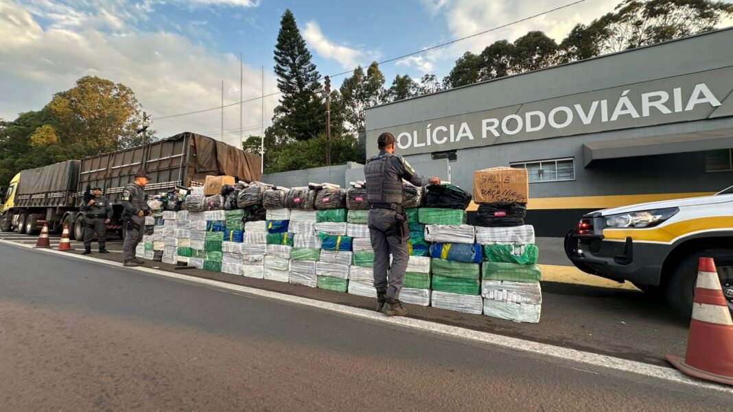 Polícia Rodoviária Descobre Maconha Escondida em Carga de Aveia em Anhumas