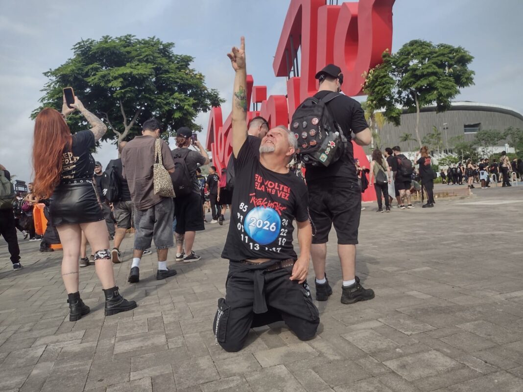 Após câncer, fã cumpre promessa e se ajoelha ao entrar no Rock in Rio: ‘Agradecer a Deus por mais uma oportunidade’