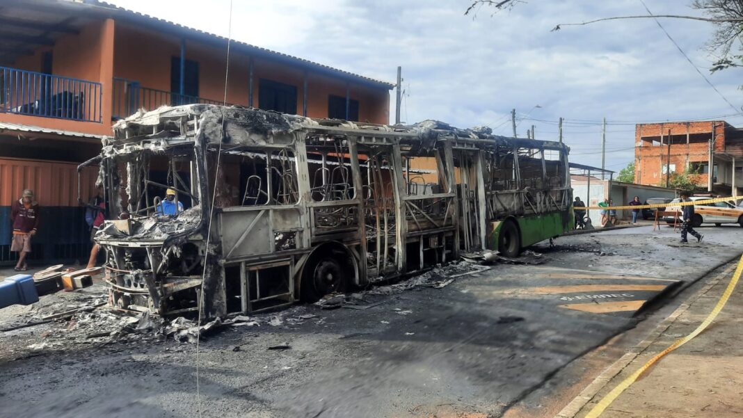 Ônibus de linha pega fogo em Campinas após pane elétrica e interdita rua