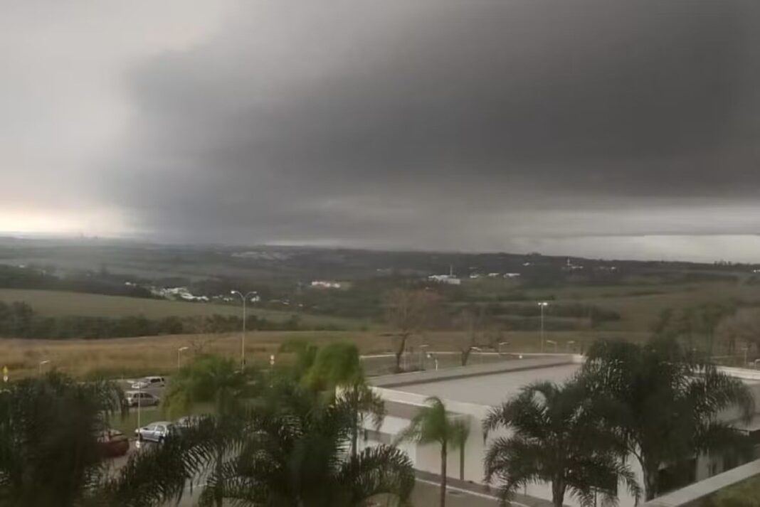 Aulas suspensas em dezenas de cidades do interior de SP nesta sexta devido a alerta de tornado