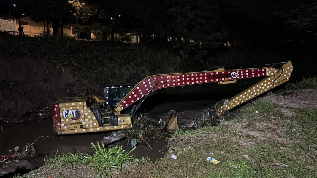 Escavadeira da Prefeitura de Campinas fica submersa em córrego após chuva forte no DIC I