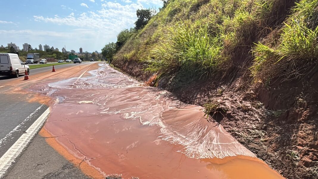 Chuva forte causa rompimento de adutora e interdita Rodovia Luiz de Queiroz em Piracicaba
