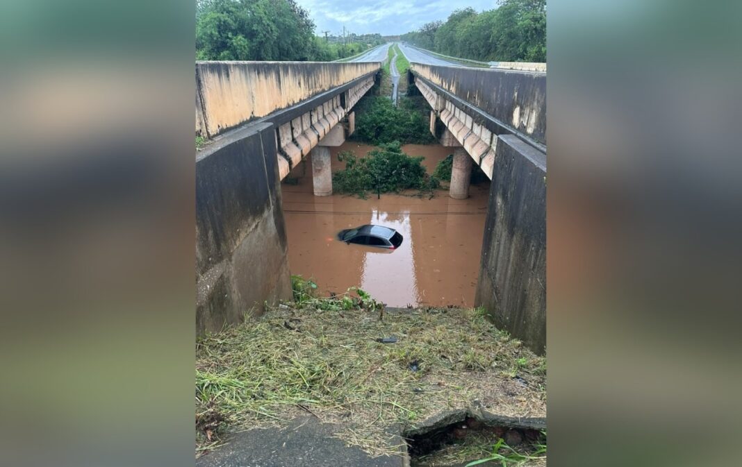 VÍDEO: Carro fica submerso em trecho alagado da Rodovia Raposo Tavares no interior de SP