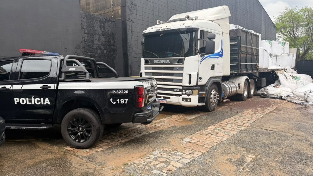 Polícia descobre 664 kg de maconha escondida em carga de adubo em Limeira