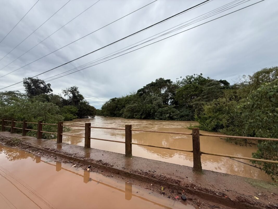 Rio Capivari transborda e deixa 20 desabrigados; interdição de vias afeta trânsito em Capivari