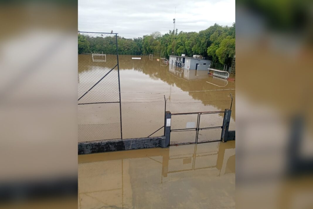 Rio Tietê transborda e causa alagamentos em ruas e campo de futebol em Tietê