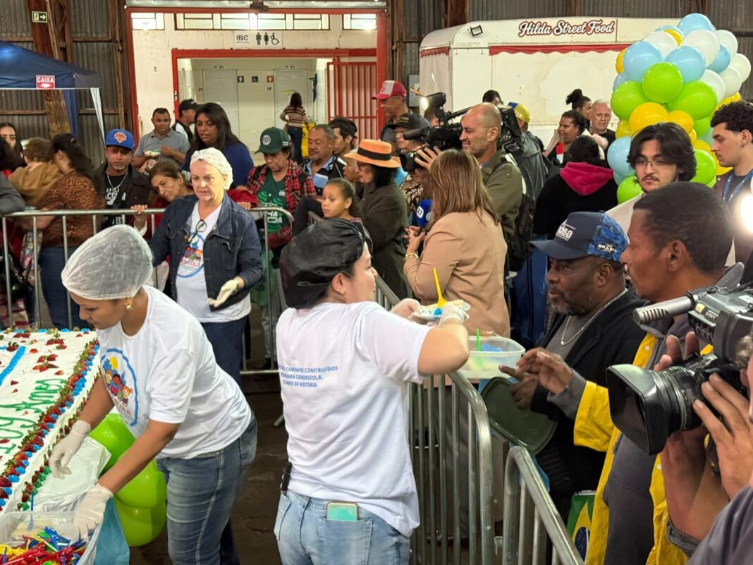 Chuva não impede celebração do aniversário de Presidente Prudente com bolo gigante de 109 metros
