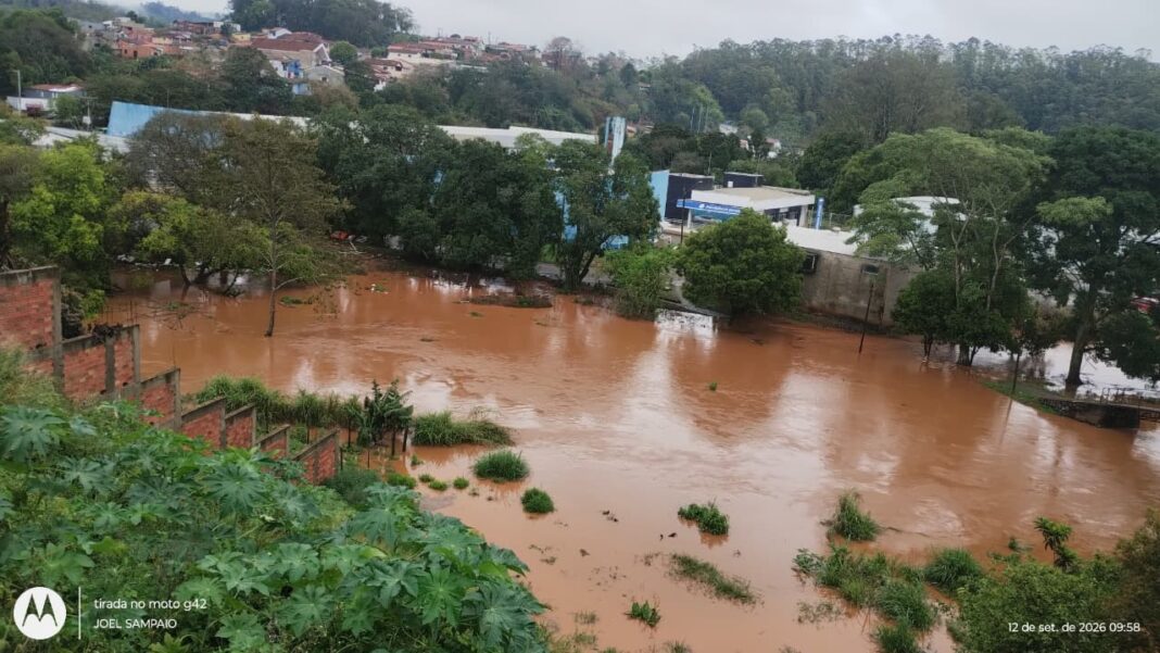 Chuva causa estragos em Guapiara com deslizamentos, cratera em rodovia e afeta 110 famílias