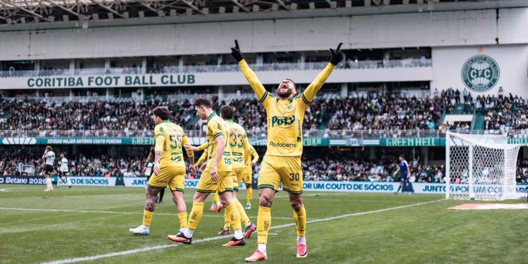 Mirassol vence Coritiba e mantém Vasco e Internacional na zona de rebaixamento do Brasileirão