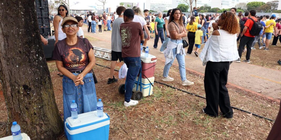 Ambulantes buscam sustento com vendas durante comemorações do 7 de Setembro em Brasília