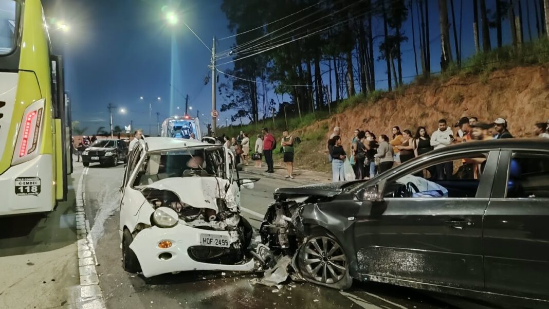 Colisão entre cinco veículos causa bloqueio na Av. John Boyd Dunlop, em Campinas