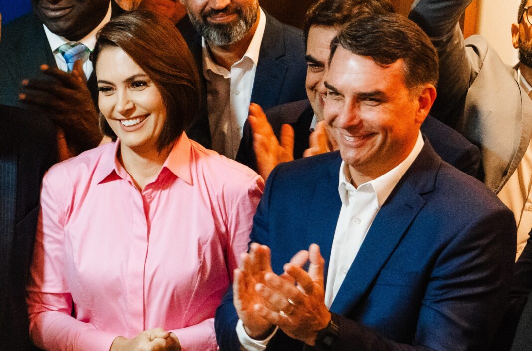 Michelle Bolsonaro agradece apoio a campanha de Flávio após críticas