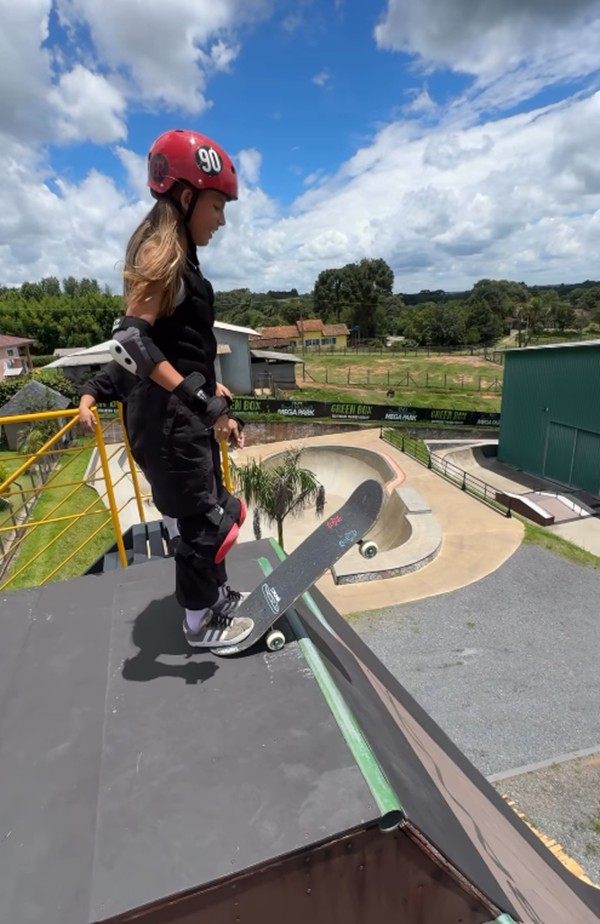 Laura Voigt, de 9 anos, é a mais jovem a descer a megarrampa e entra para o Guinness