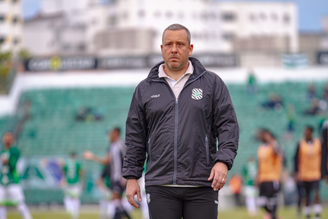Brusque negocia com Raul Cabral, técnico do Figueirense, para próxima temporada