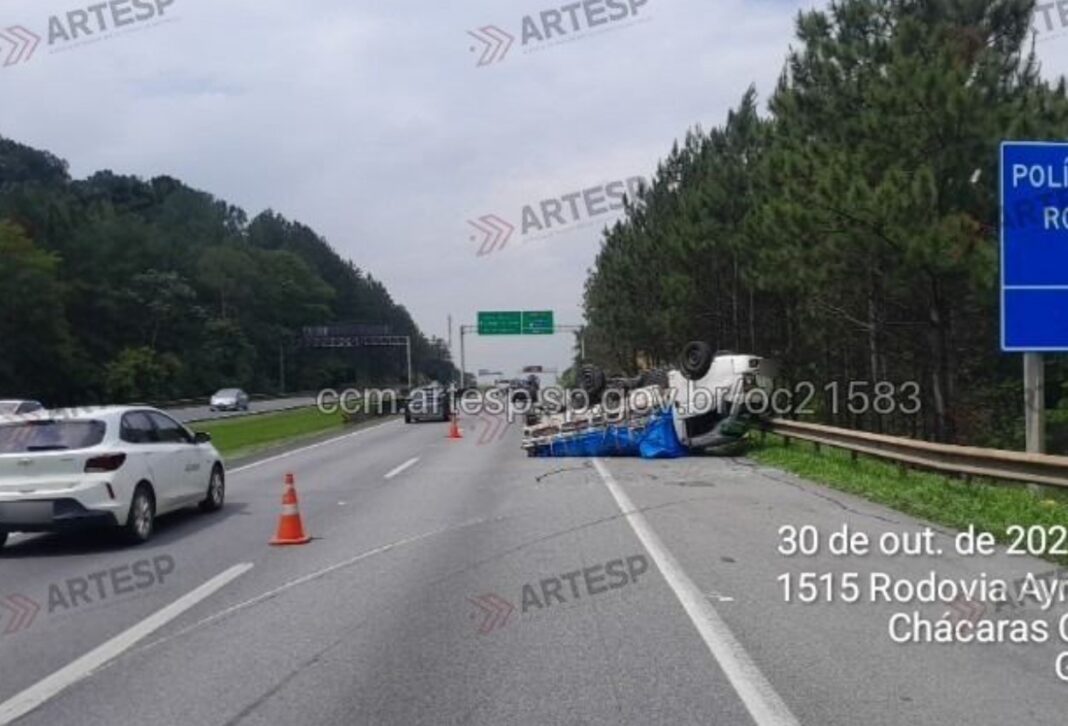 Caminhão capota na rodovia Ayrton Senna após pneu estourar em Guararema