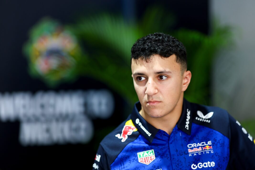 Isack Hadjar recebe advertência após incidente com fã no GP do México