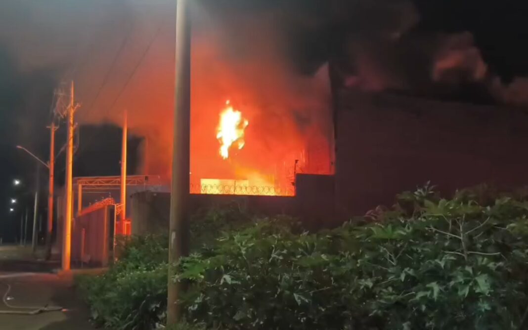 Incêndio devasta fábrica de pneus em Jardinópolis, SP, com prejuízo de R$ 20 milhões