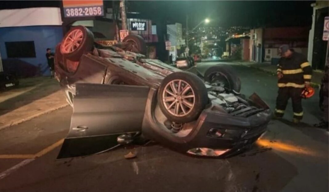Motorista com CNH vencida capota após colidir com três carros em Botucatu