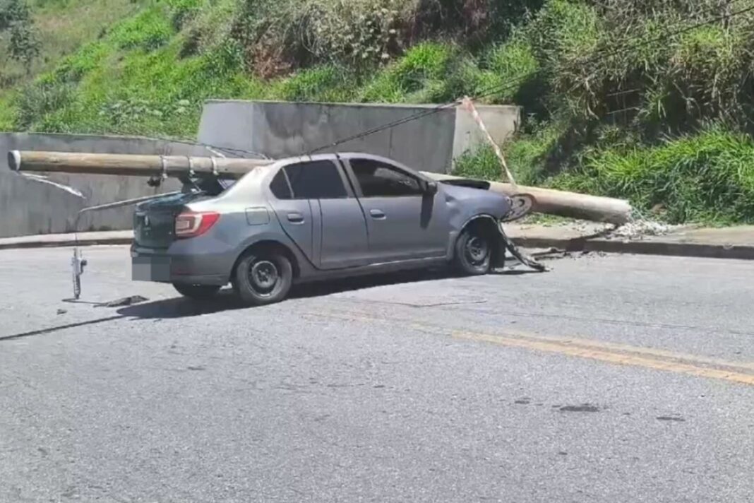 Acidente em São José dos Campos derruba poste sobre carro e interdita rua