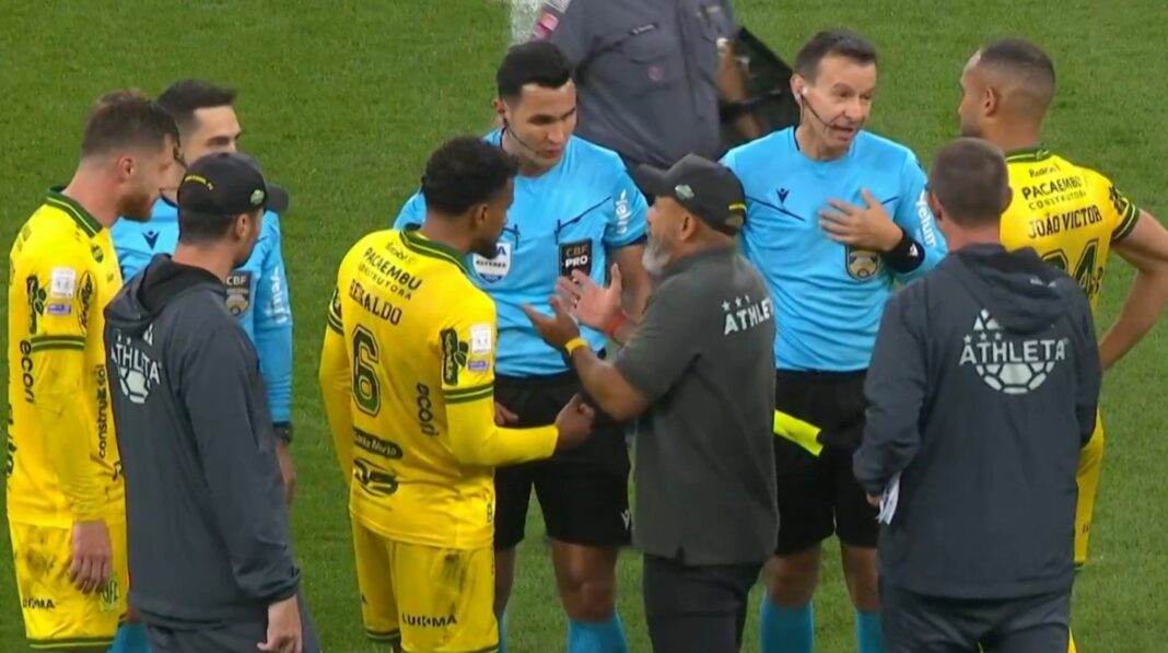 Técnico do Mirassol critica arbitragem após expulsão de atacante