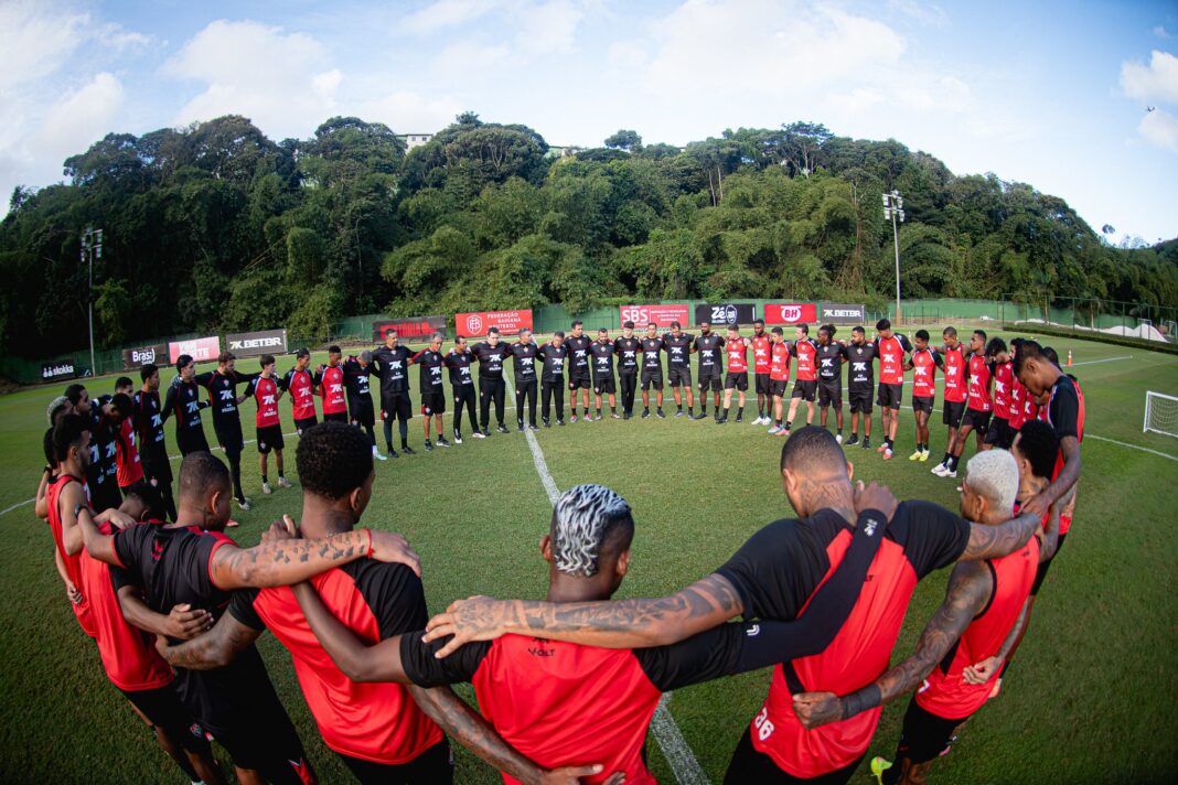 Vitória enfrenta Coritiba para evitar queda na tabela do Brasileirão